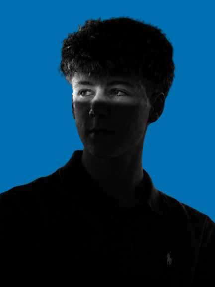 Šimon Tichý na modrém pozadí